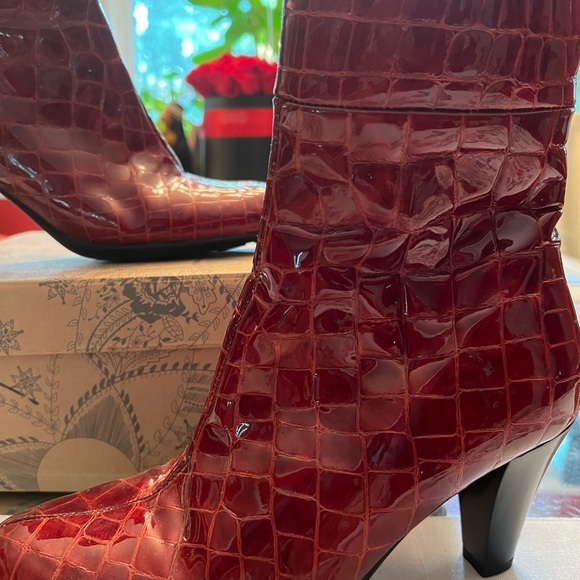 La Canadienne Snake Embossed Boots in Dark Red. Sz8 - Picture 4 of 14